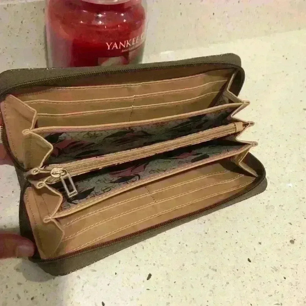 Guess Wallet - Picture 5 of 6